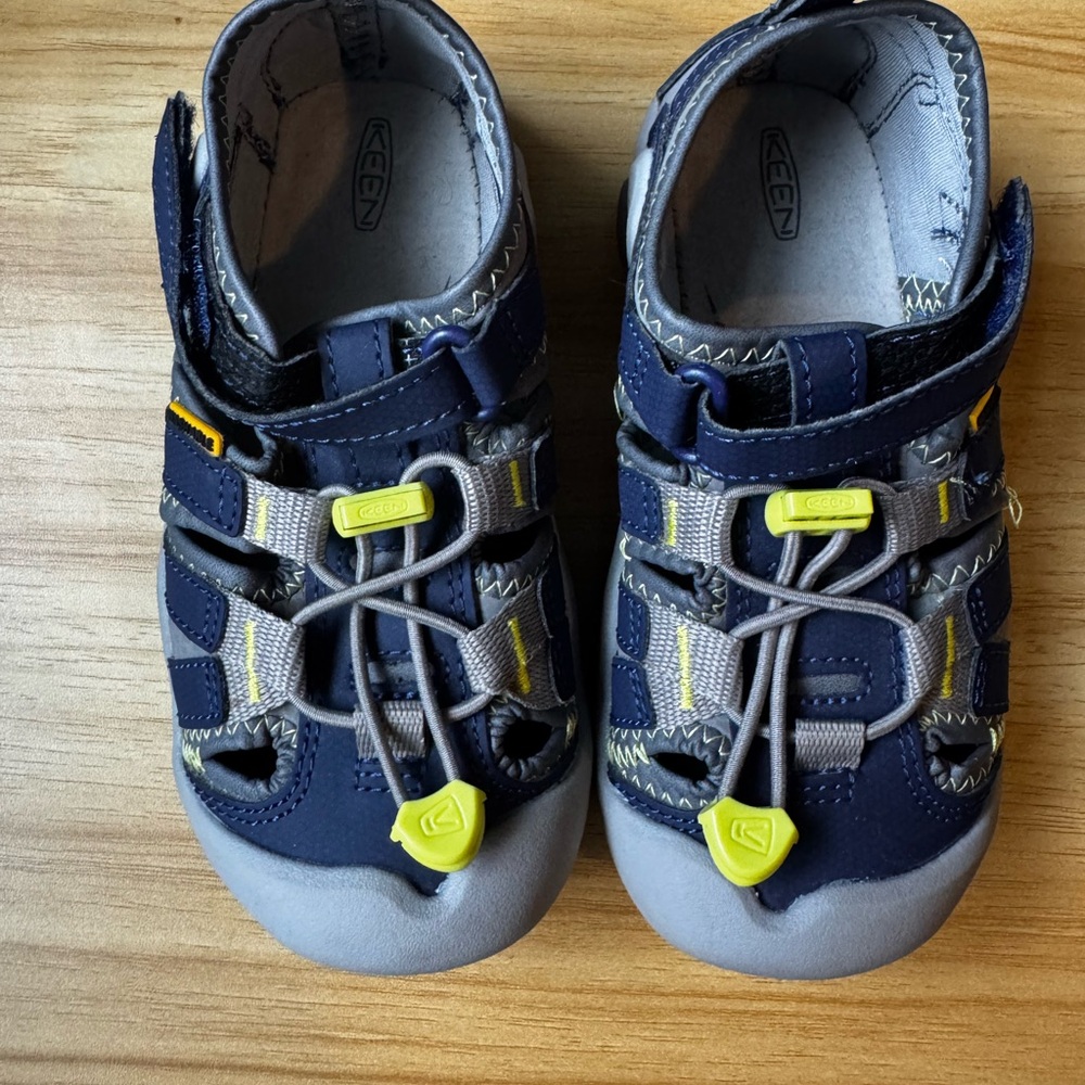 KEEN Knotch Creek kids washable closed toe sandals - Size 11